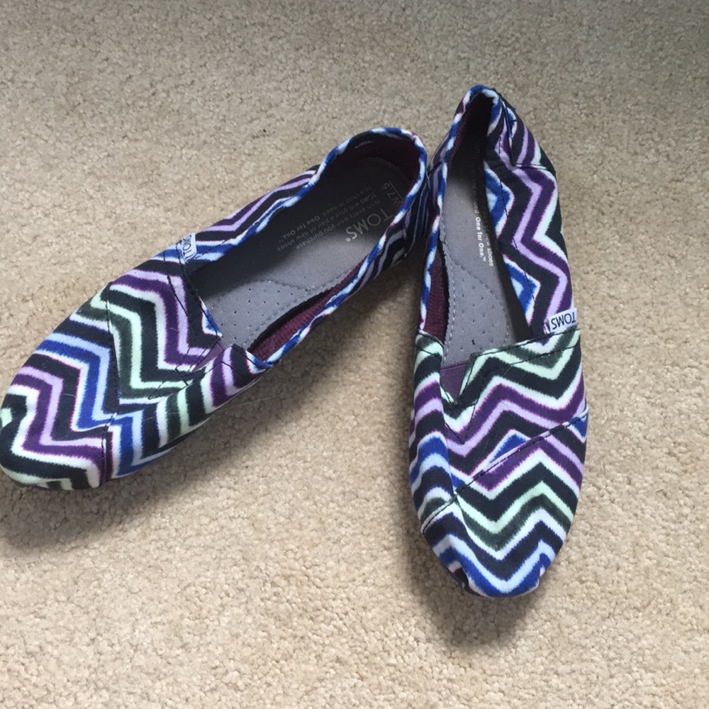 Barely worn Toms in fun pattern!